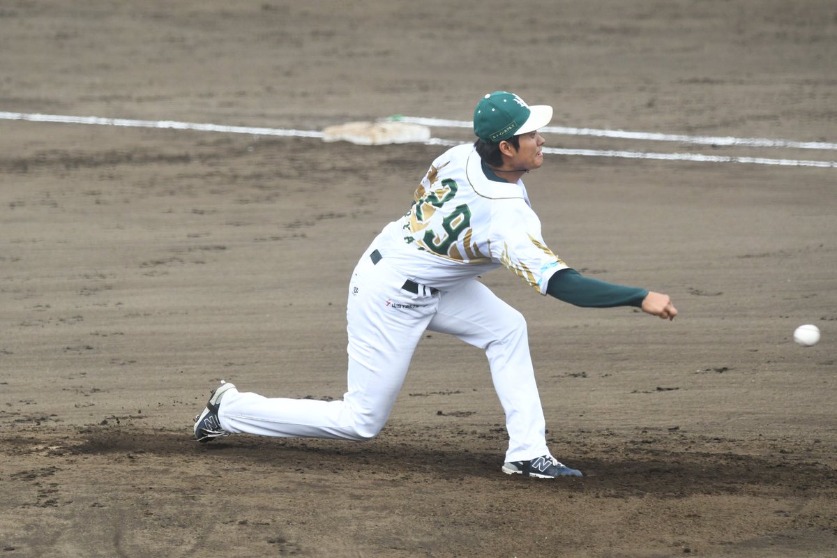 山梨ファイアーウィンズ・青山武樹投手（比叡山高校〜中部大学〜香川オリーブガイナーズ）。

本日の神奈川戦に2番手で登板。3番手の橘田投手が打たれたため、2/3回1失点でした。

先週は先発でしたが、今後はリリーフとどちらが多くなるか？

貴重なアンダースローだけに、うまくはまると良いですが。