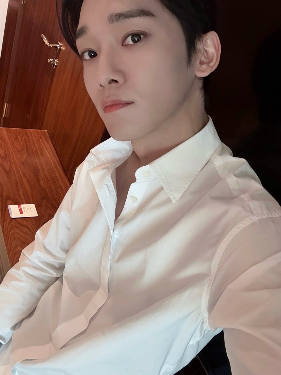 khimjongdae's tweet photo. White suits me well. ( do u wanna sit on my lap? ) https://t.co/BYXpfFUevR