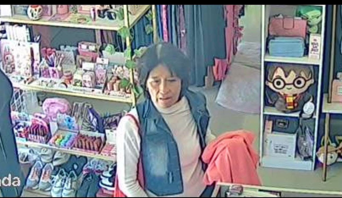 RupiReportero_'s tweet photo. 🚨#NosComparten🚨
Tengan cuidado con esta señora, entró a robar a nuestra tienda se llevó un perfume de Bath de $250 y un perfume DOLCE & GABBANA de $2000.
Te distrae bajando muchas cosas y pidiendo mucho.
Sucedió en la 25 poniente 4904 #Puebla https://t.co/fNC3Ygumzi