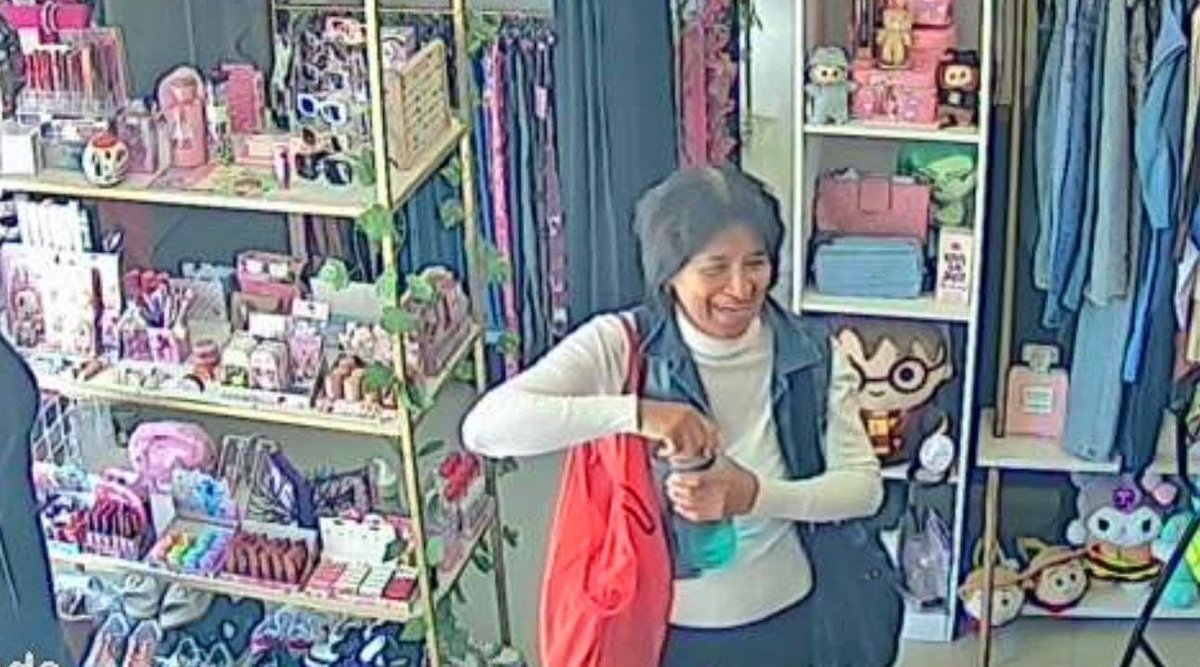 RupiReportero_'s tweet photo. 🚨#NosComparten🚨
Tengan cuidado con esta señora, entró a robar a nuestra tienda se llevó un perfume de Bath de $250 y un perfume DOLCE & GABBANA de $2000.
Te distrae bajando muchas cosas y pidiendo mucho.
Sucedió en la 25 poniente 4904 #Puebla https://t.co/fNC3Ygumzi