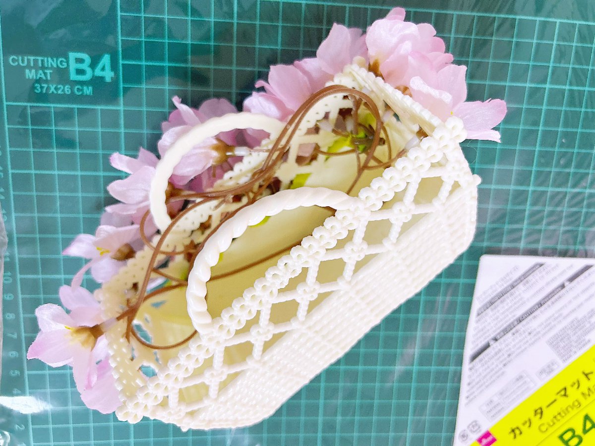 m0x0hr's tweet photo. ここにこれがあるじゃろ?
( ˘ω˘ )
⊃🧺⊂
これをこうして…
( ˘ω˘ )
≡⊃⛓️⊂≡
こうじゃ
(*'ω'*)
⊃✨🌸🦉桜フクロウの巣🦉🌸✨⊂
←ポタツアさん桜フクロウちゃんを斜めがけして撮影できるカゴを作ってみた模様
#customiul https://t.co/20VMwlgdoy