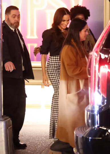 anna_itsonlyme's tweet image. NEW: #Meghan was in New York yesterday and went to see Gypsy on Broadway. Love her outfit!
.