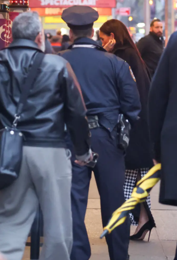 anna_itsonlyme's tweet image. NEW: #Meghan was in New York yesterday and went to see Gypsy on Broadway. Love her outfit!
.