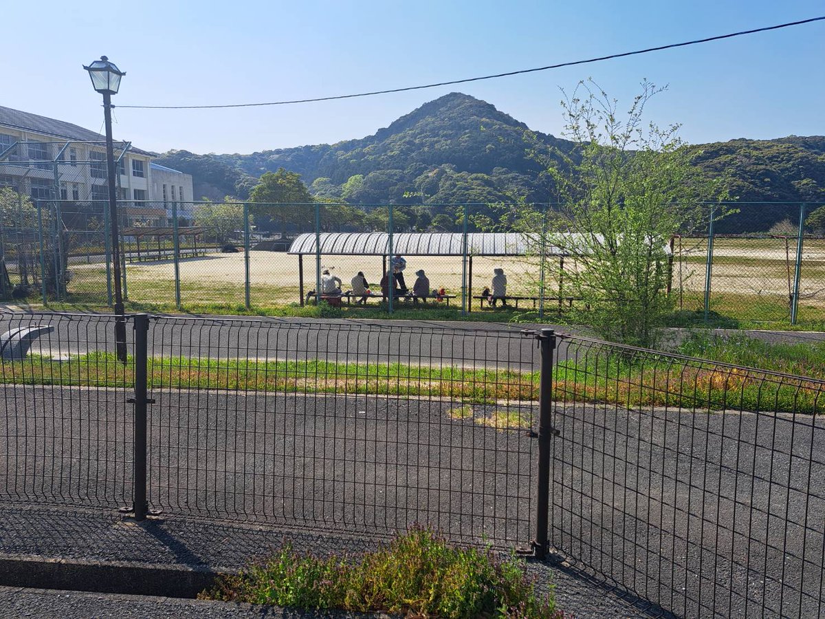 10nensakura's tweet photo. 【選挙戦4日目】
演説中に足を止めてくださる方、拍手や「がんばれ！」の声、ビラを求めて声をかけてくださる方…本当に力になります。
残りわずか、最後まで全力で想いを届けます！
#新上五島町 https://t.co/yesaqfjj8a