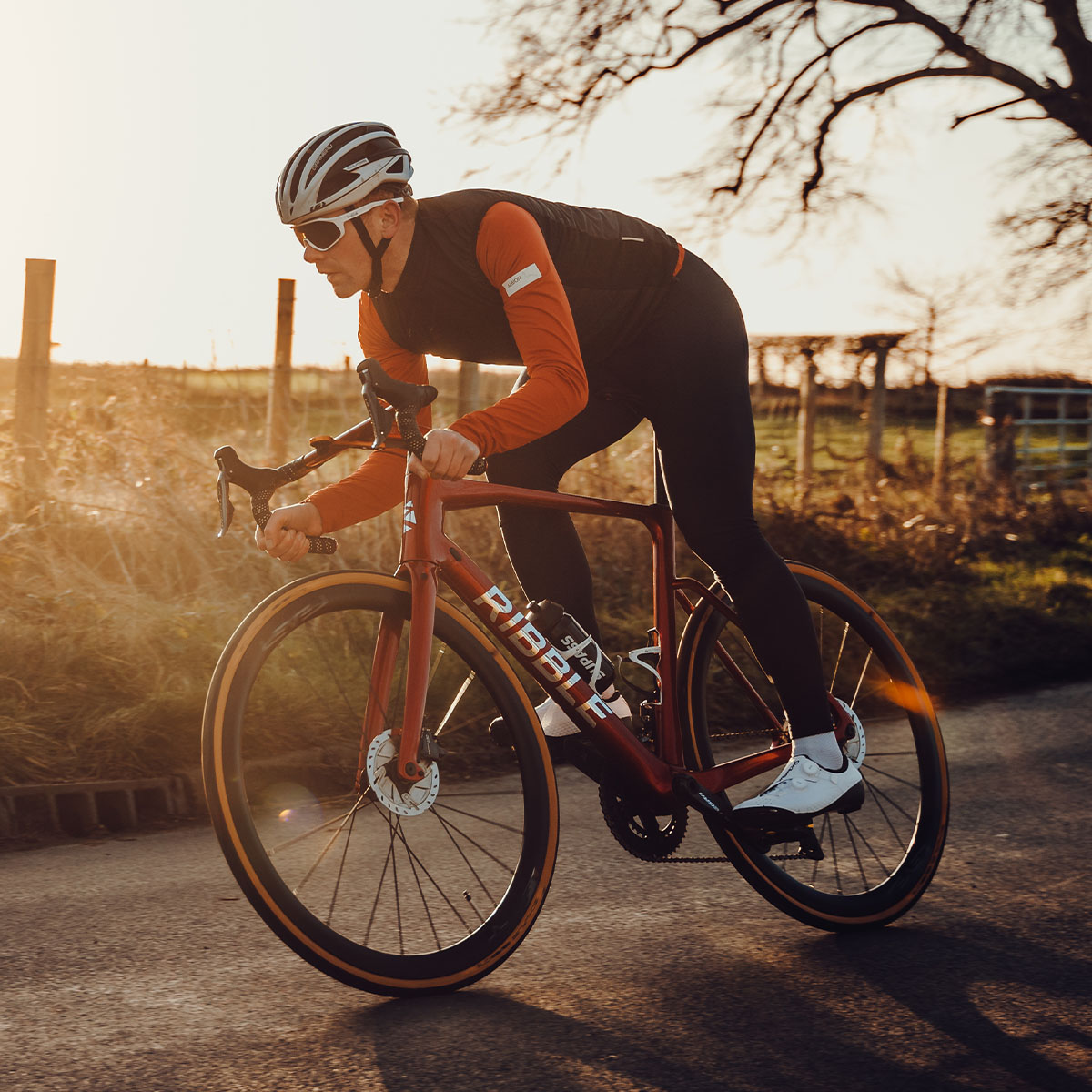 RibbleCycles's tweet image. This custom Endurance SL R Disc turns heads and burns through the miles. spkl.io/6007faMUf

📸 @_andrewgrant

#EnduranceSLR #CustomColour #RibbleCycles #RedHotRide #GoldenHourGoals #FastFeelsGood #AeroAndEndurance