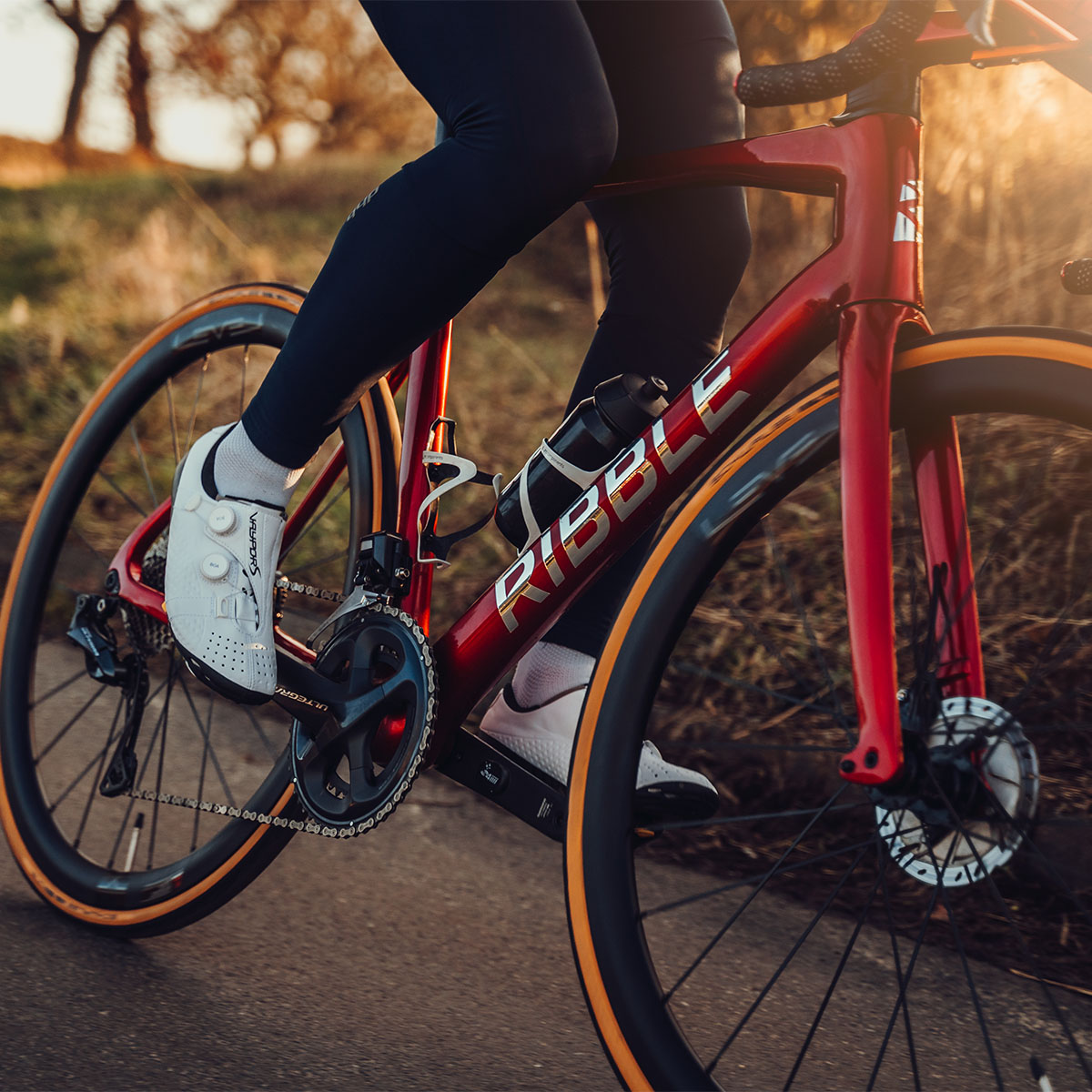 RibbleCycles's tweet image. This custom Endurance SL R Disc turns heads and burns through the miles. spkl.io/6007faMUf

📸 @_andrewgrant

#EnduranceSLR #CustomColour #RibbleCycles #RedHotRide #GoldenHourGoals #FastFeelsGood #AeroAndEndurance