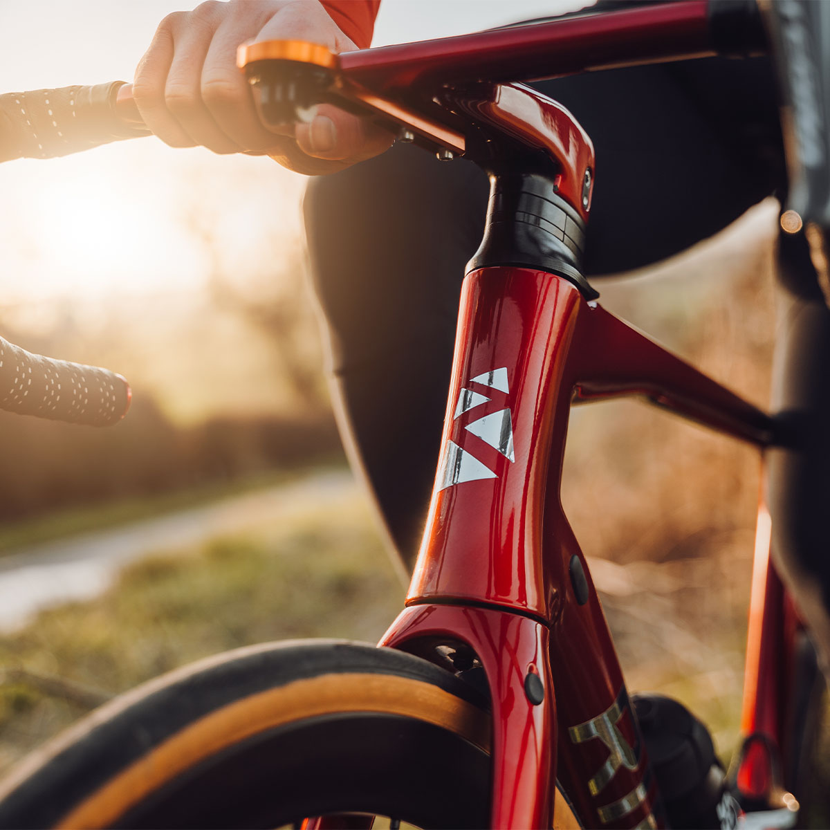 RibbleCycles's tweet image. This custom Endurance SL R Disc turns heads and burns through the miles. spkl.io/6007faMUf

📸 @_andrewgrant

#EnduranceSLR #CustomColour #RibbleCycles #RedHotRide #GoldenHourGoals #FastFeelsGood #AeroAndEndurance