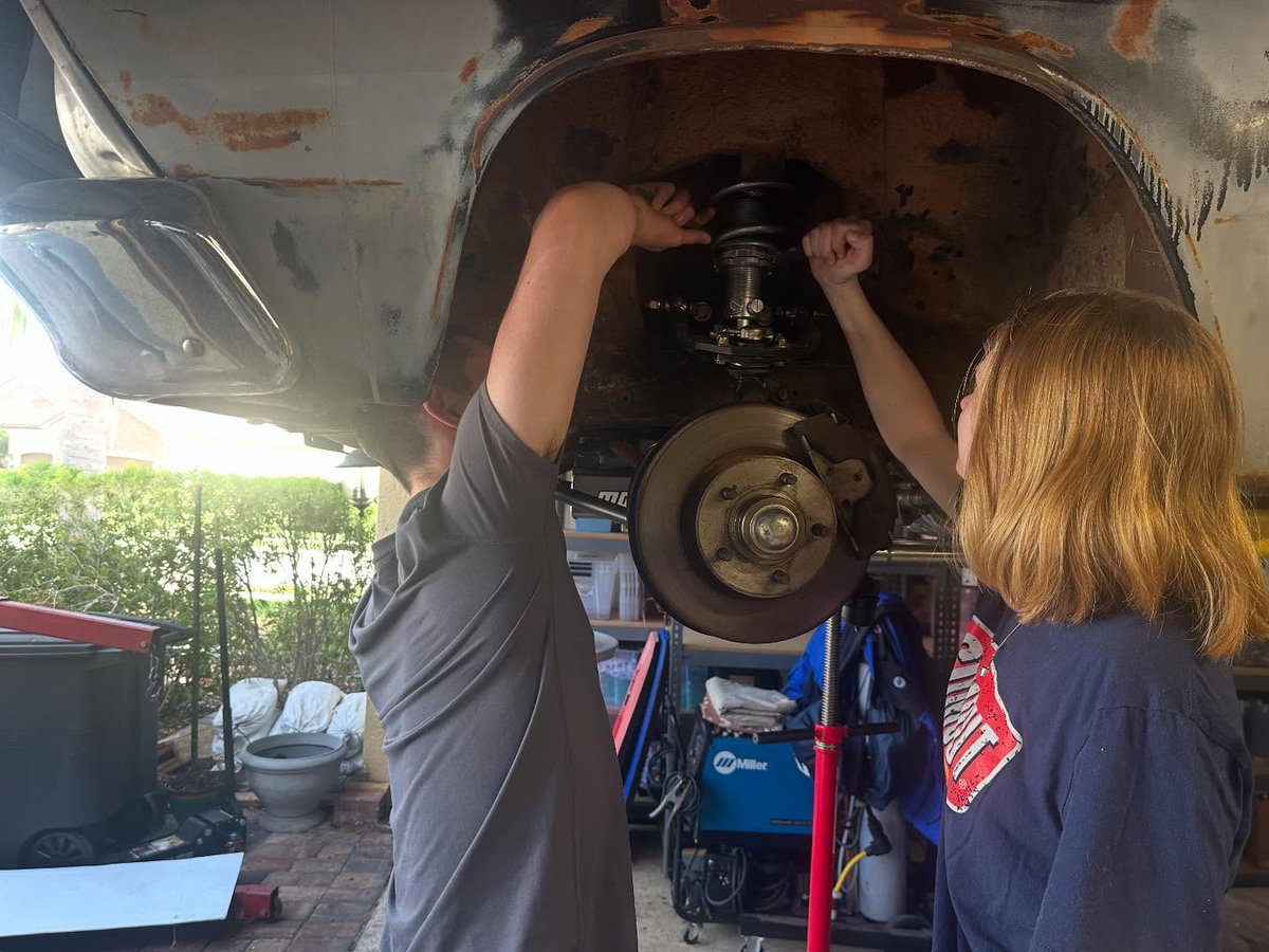 EdelbrockUSA's tweet photo. More wrenching with @rileysrebuilds!! Comment below what you think they are up to this time!
#Edelbrockperformance #Rileysrebuilds #Nocomparison #Avs2 #Vrs https://t.co/gOfN69yfH5