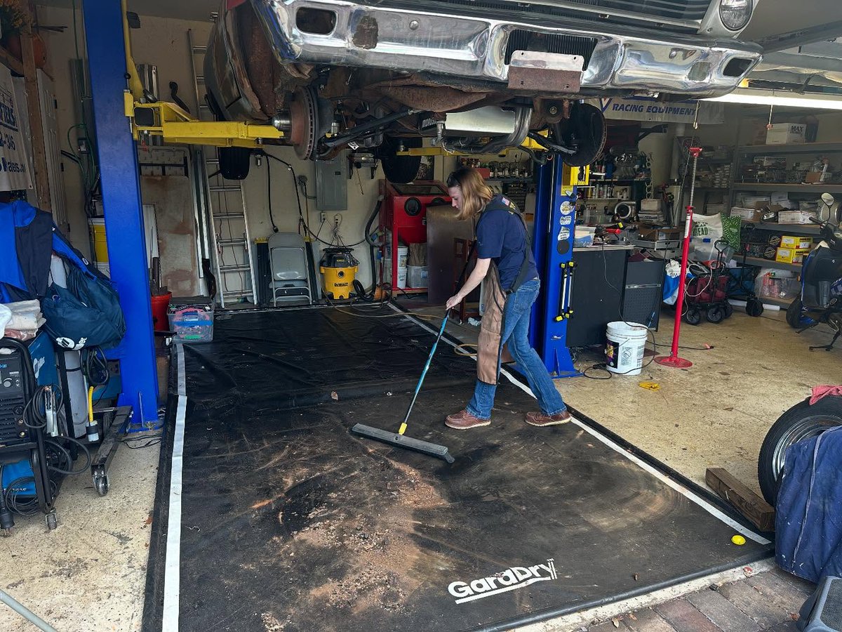 EdelbrockUSA's tweet photo. More wrenching with @rileysrebuilds!! Comment below what you think they are up to this time!
#Edelbrockperformance #Rileysrebuilds #Nocomparison #Avs2 #Vrs https://t.co/gOfN69yfH5