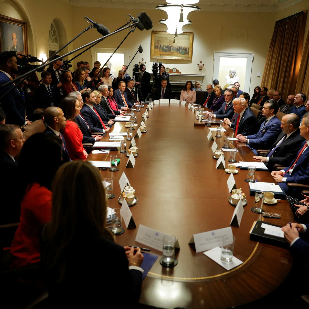 President Trump just hosted a high-stakes cabinet meeting at the White House.

One by one, top Cabinet members delivered Major Announcements — directly reporting to the American people.

Here’s everything you should know (and no joke, it gets crazier the further you read): 🧵