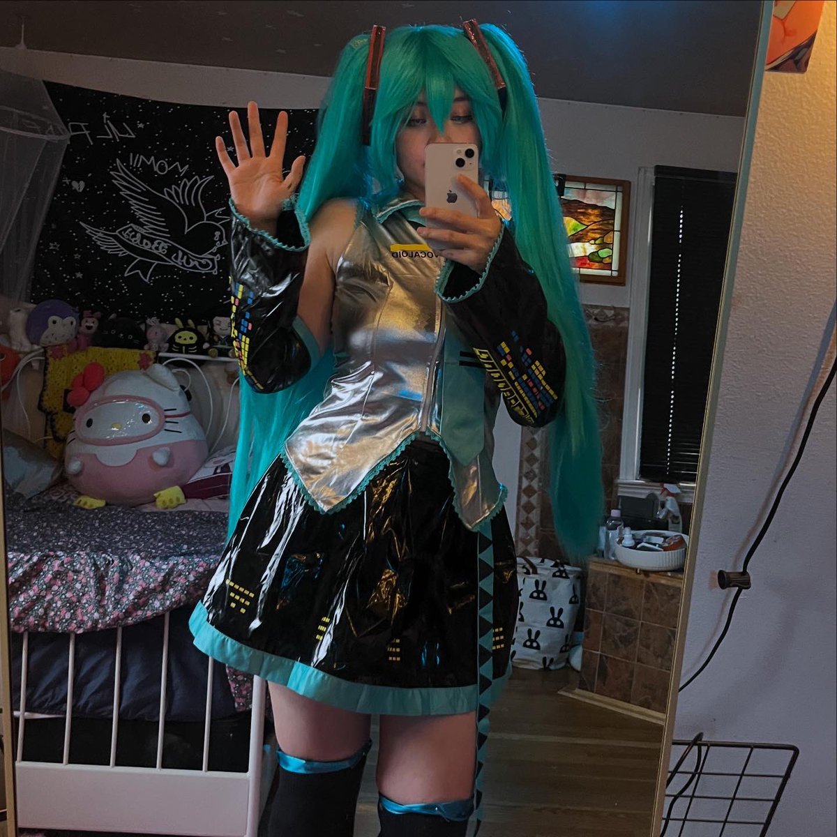 mooncakex3's tweet photo. just finished my miku wig for da  movie premiere btw #hatsunemiku #pjsk #colorfulstagethemovie https://t.co/JwHjKz3tDW