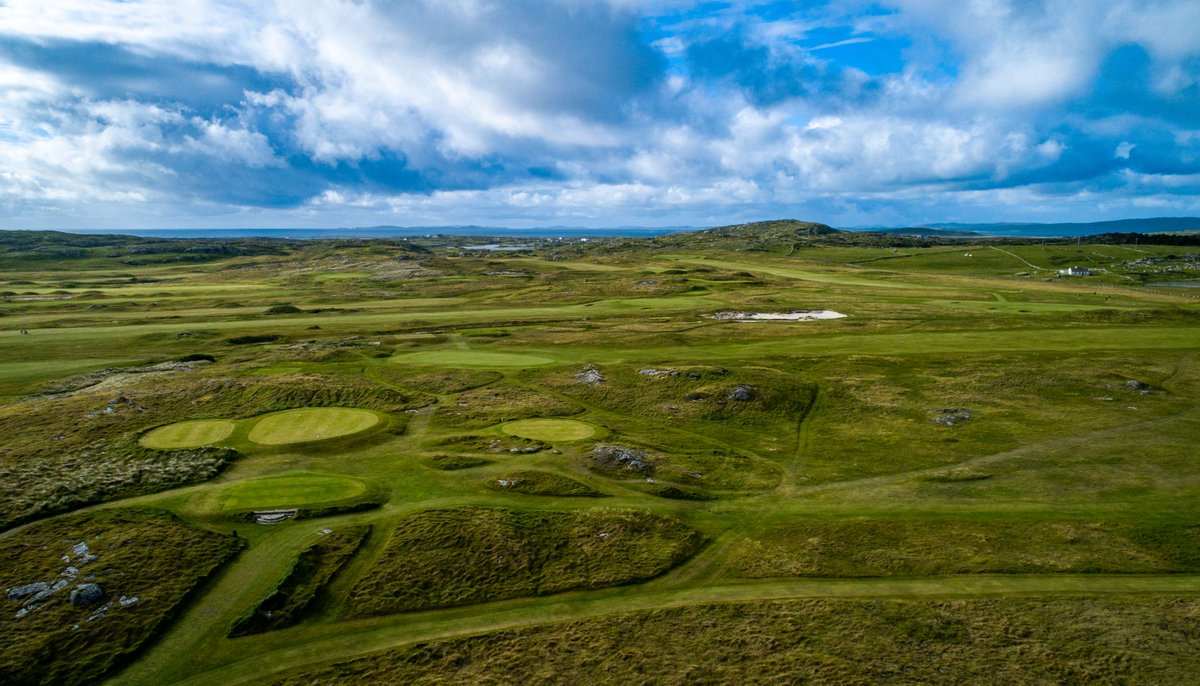 🏌️‍♂️⛳️ Tee off in stunning Connemara! 🌄 Join us this weekend for a round of golf surrounded by breathtaking views and fresh coastal air. ✨ow.ly/AABi50VvtgN #ConnemaraGolfLinks #WeekendVibes