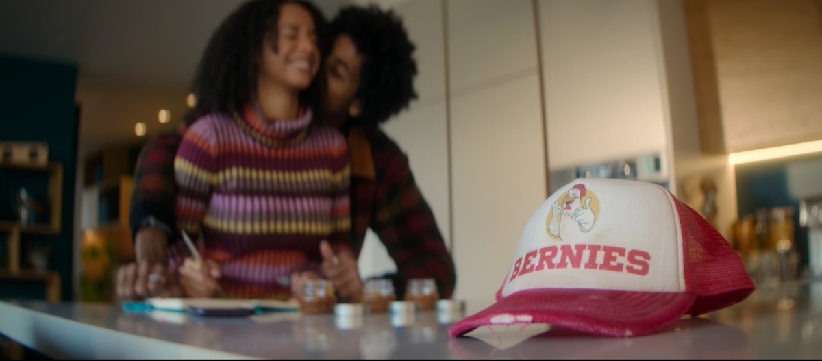 Maestro_Ciego's tweet photo. Me acabo de dar cuenta que en el episodio de Bête Noire de #BlackMirror la marca del restaurante que vemos en la gorra, es diferente dependiendo de la cuenta que lo reproduzca. A mi me salió Bernies. Esto no me lo esperaba 😂😂 que cabrones https://t.co/T0EoInPnKY