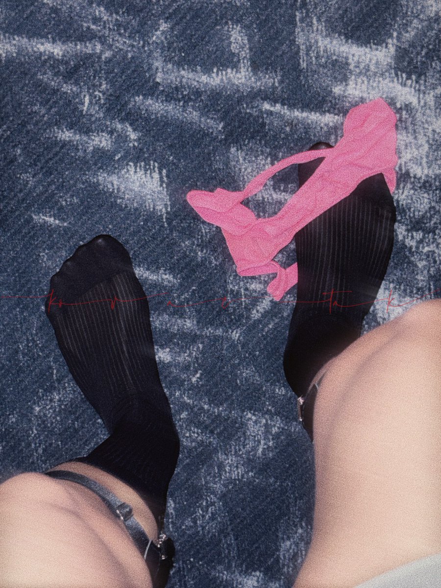 谁的粉色骚丁掉在爸爸🦶上了