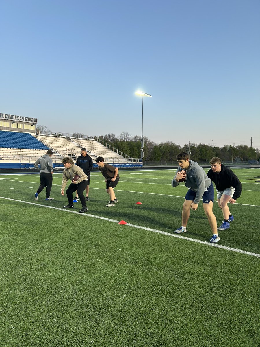 GVEagleFootball's tweet image. Attention to detail, striving for greatness. Fourth spring ball practice in the books! #All4one #Family