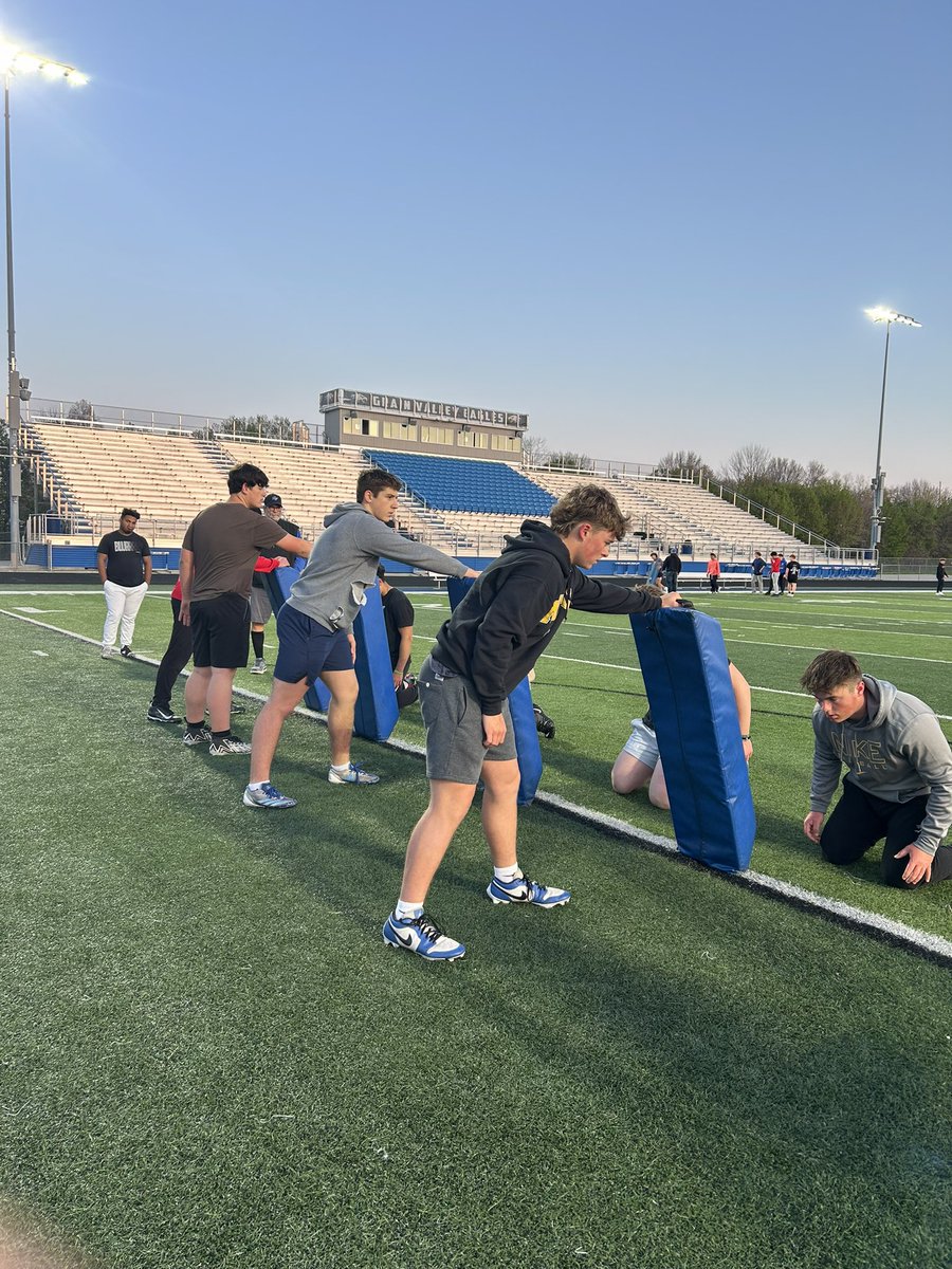 GVEagleFootball's tweet image. Attention to detail, striving for greatness. Fourth spring ball practice in the books! #All4one #Family