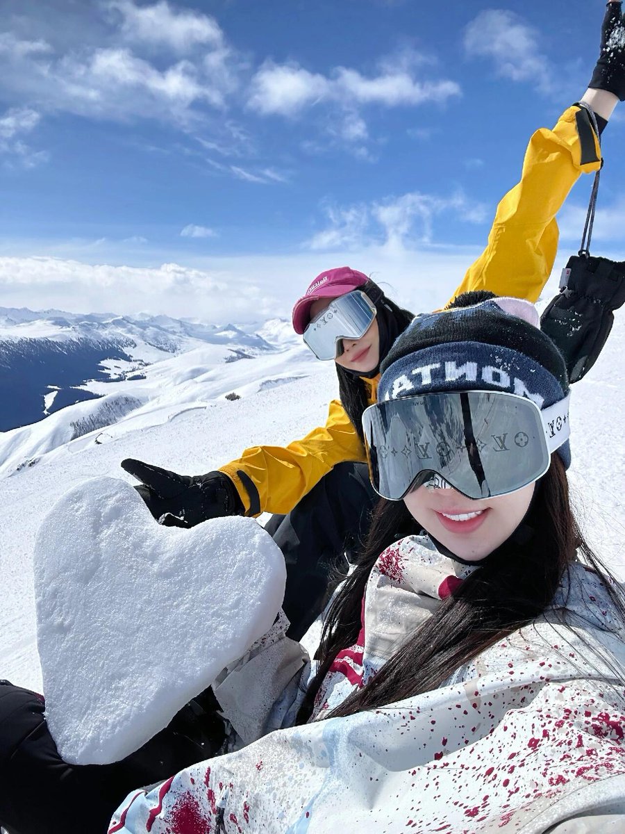 Lucia32154's tweet photo. Snowy bliss with my bestie! Heart-shaped snow, epic views❤️
#mountainmemories https://t.co/J6ew6fbOs2
