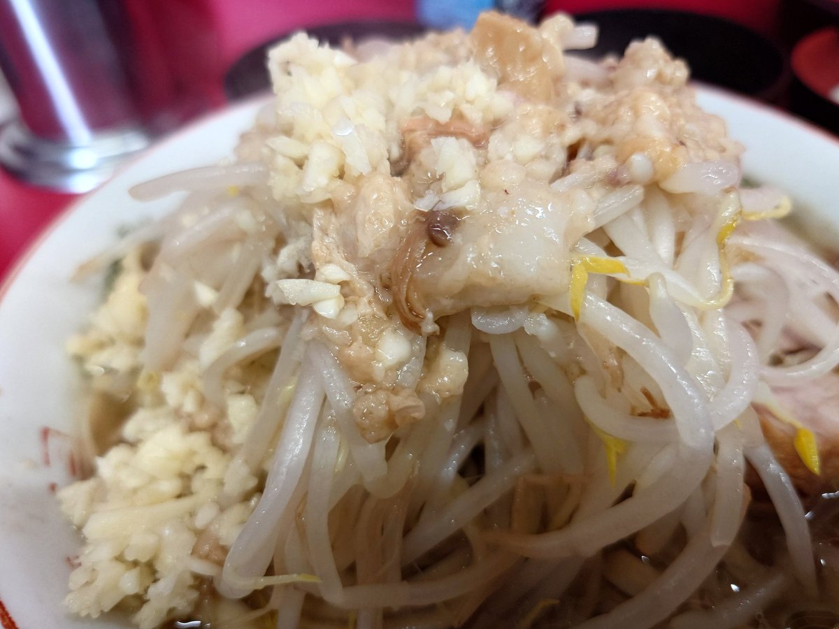 gassy_t's tweet photo. ラーメン二郎大宮公園駅前店さんに行ってきました
大豚ラーメンにおろしポン酢、玉ねぎ、生卵をトッピングしてニンニク、アブラで頂きました
最近、足が痛くて歩き過ぎかなと思っていましたが
病院��行ってみたら痛風でした
大変美味しく頂きました
素敵な１杯ありがとうございました https://t.co/oahwGT3HIz