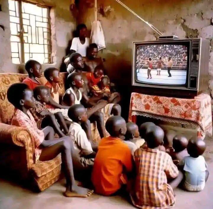 Sirbashshehu's tweet photo. This was how we grew up in our days -  Open doors freely to neighbours.

Typically, those who sat on the couch were the owners of the house or their very close friends, while those who are just neighbours go straight to the floor as they arrive. https://t.co/rl8w2yED9C