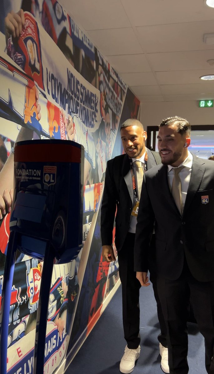 Grâce à notre robot de téléprésence, Eliel a pu profiter de l’avant-match #OLMUFC depuis l’Hôpital Femme Mère Enfant ! 

Visite du vestiaire et du salon présidentiel, arrivée des joueurs, bord de terrain… Eliel en a pris plein les yeux ✨😍

#OL #FondationOL #JouonsLaCollectif
