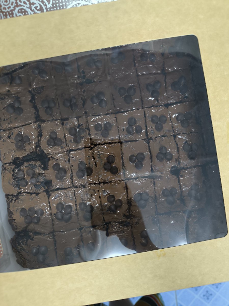 kemetott_'s tweet photo. Tragisss betul kisah disebalik satu brownies ni, Alhamdulillah masih selamatt 😭😅 https://t.co/19RhW7xQyA