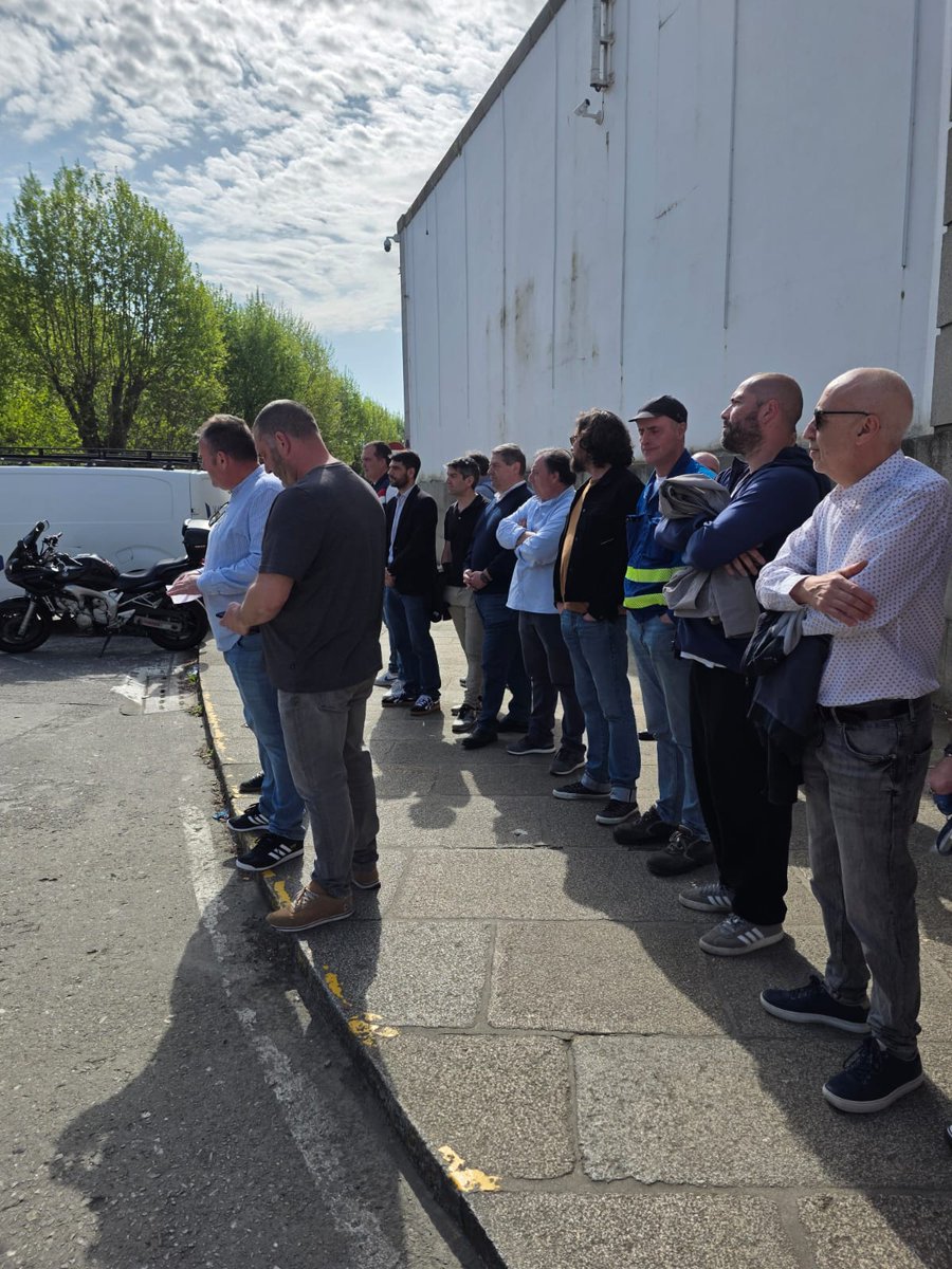 Hoxe estivemos apoiando a rolda de prensa do Comité Navantia Ferrol na porta da factoría e sumámonos ao acto de homenaxe aos/ás traballadores/as do naval represaliados pola Ditadura. 

O acto será o 14/04/2025 ás 10:00 h na porta de Navantia