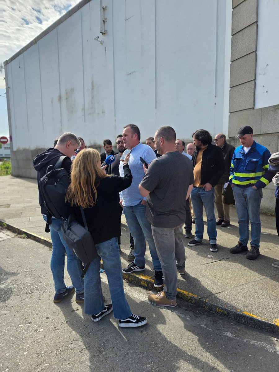 FucoBuxan's tweet image. Hoxe estivemos apoiando a rolda de prensa do Comité Navantia Ferrol na porta da factoría e sumámonos ao acto de homenaxe aos/ás traballadores/as do naval represaliados pola Ditadura. 

O acto será o 14/04/2025 ás 10:00 h na porta de Navantia