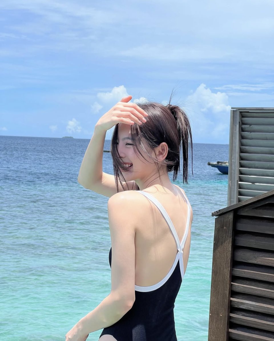 นี่ชอบณิชามากเลยอะ ค่ดจะเทสน่ารักลุคคุณหนูผู้ดีสวยหรูดูแพง แถมการแสดงยังดีอีก อยากบอกณิชาว่าเดินออกมาค่ะ พี่สวยเก่งเท่ห์ขนาดนี้อย่าไปให้ค่าคนที่ไม่เห็นค่าเรา กลับมารักตัวเองให้มาก ยิ้มเยอะๆ ส่วนตัวตามแค่ผลงานไม่สนชีวิตส่วนตัวของณิชามาตลอดเพราะไม่อินผชเท่าไหร่ เพราะชอบแค่ #ณิชา 🎀