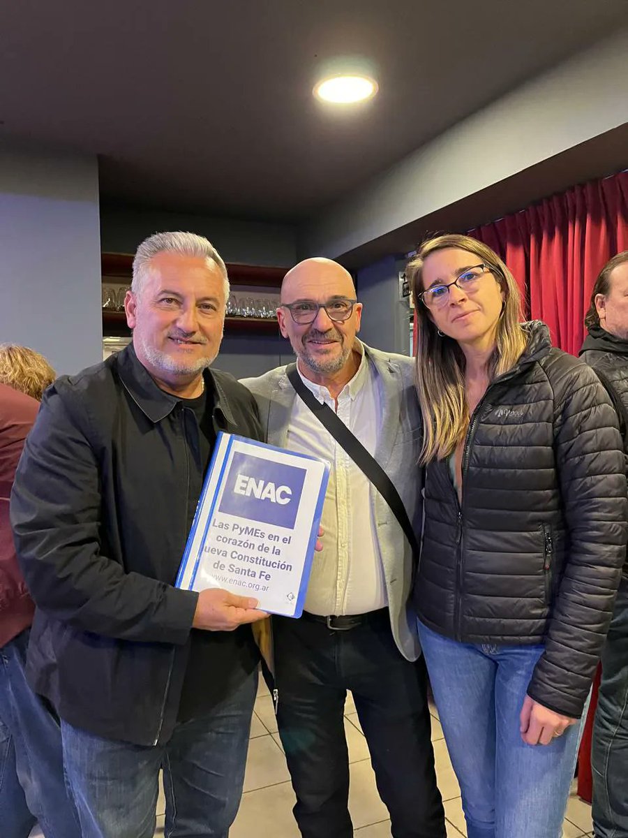 EnacArgentina's tweet photo. ENAC le entregó a  @marcelewan de #Activemos el documento "Las pymes en el corazón de la Constitución de Santa Fe" 
#EleccionesSantaFe 
mas info en https://t.co/wbZrJUxzKJ https://t.co/ULS7Yyfhcc