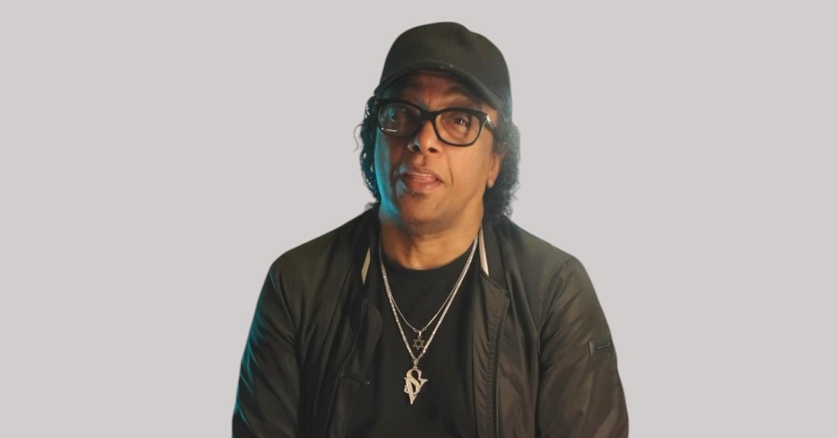 Sergio Vargas sobre la última vez que asistió al Jet Set: "veo que los encargados de limpieza estaban barriendo, barriendo partículas. Digo yo, ¿y qué es lo que ustedes barren? Dicen, "no, eso es a cada rato que caen pedacitos..." 
🔗 Ampliar aquí:  wp.me/pe6zkr-5JKj