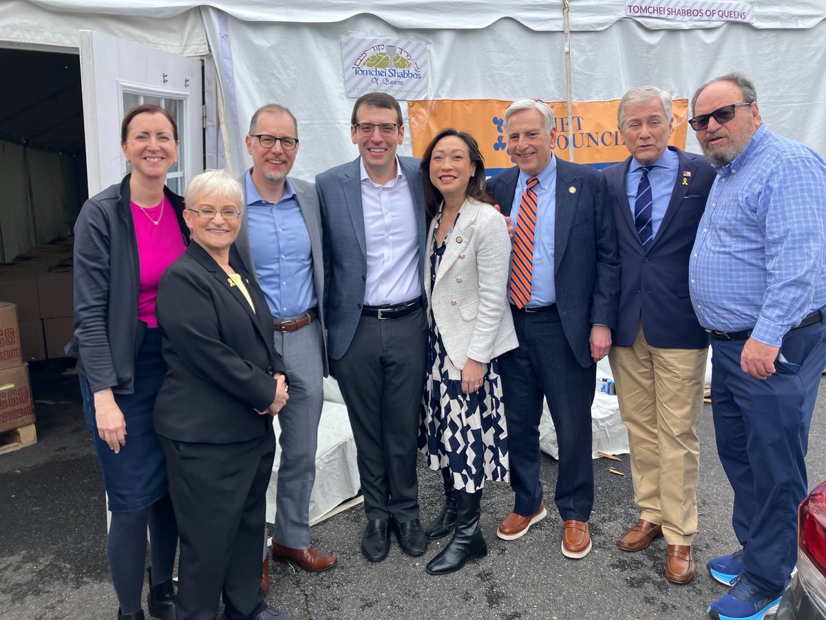 CMLindaLee's tweet photo. As we welcome #Passover this weekend, I want to recognize the incredible efforts of @MetCouncil and its partners—@Commonpoint_Qns, @TomcheiShabbosQ, and @ChazaqOrg. I'm thankful for their commitment to combating food insecurity and supporting our communities during the holiday. https://t.co/XdLSwYI6P3