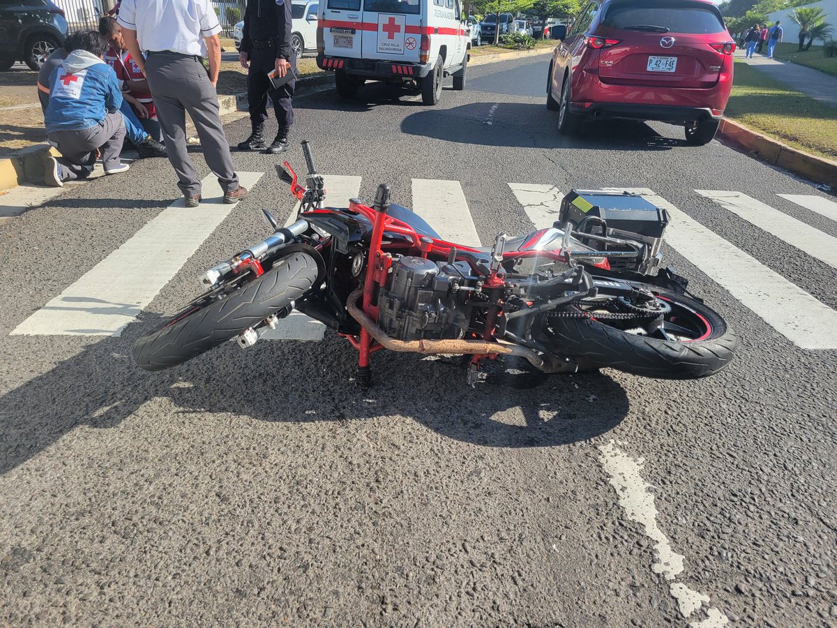 . <a href="/alertux/">Alértux El Salvador</a> <a href="/ddovia/">#Dandovía</a> <a href="/traficosv_/">TráficoSV</a> accidente de tránsito en Bulevar Santa Elena