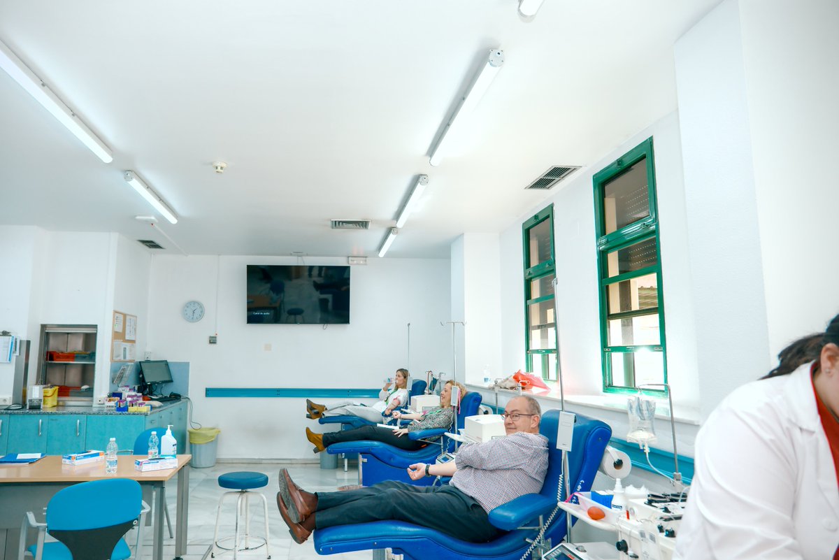 🩸🕯️En estas fechas, llenas de luz y emoción, seguimos necesitando tu solidaridad. Solo en nuestro hospital se necesitan 80 donaciones diarias para mantener toda la actividad asistencial.  
❤️ Nuestro equipo directivo ya ha  donado sangre. ¿Y tú? 

 #DonaSangreDonaVida