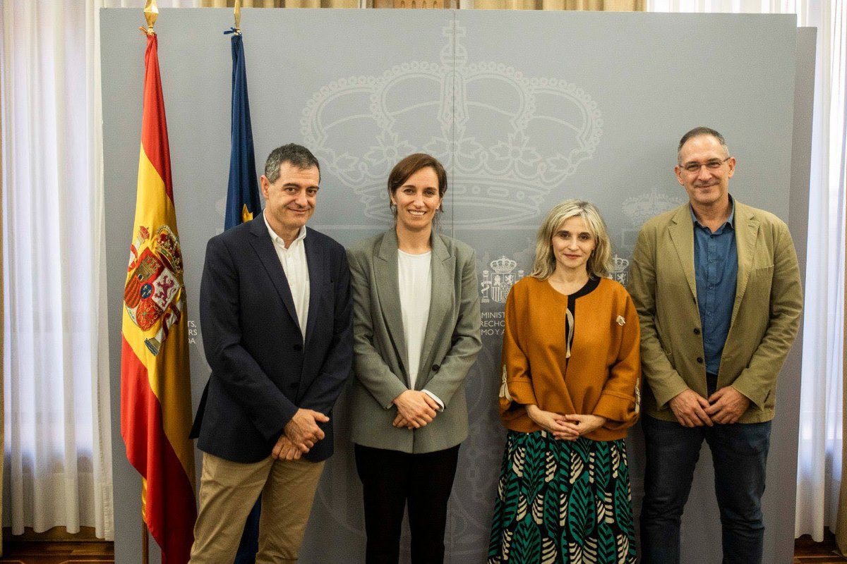 Fenomenal trabajo del Comité de relaciones  institucionales de SEPAR y de toda la sociedad. Esperemos que fructifique, que seguro <a href="/SeparRespira/">SeparRespira</a> <a href="/AraceliAbad4/">Araceli Abad</a> @Davidde63836098