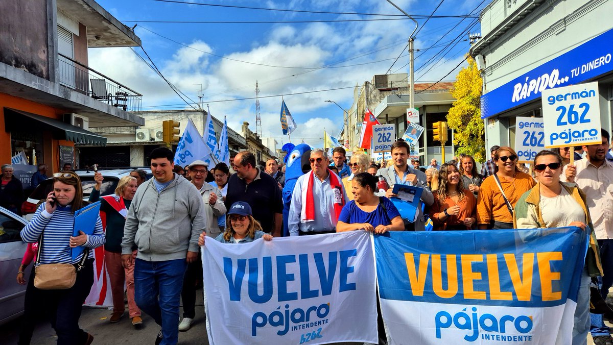 CachitoMarrero's tweet photo. Camino a la Corte Electoral. 
Presentación de lista @PajaroEnciso 🐦
#PájaroIntendente https://t.co/0wG4VWTEoj