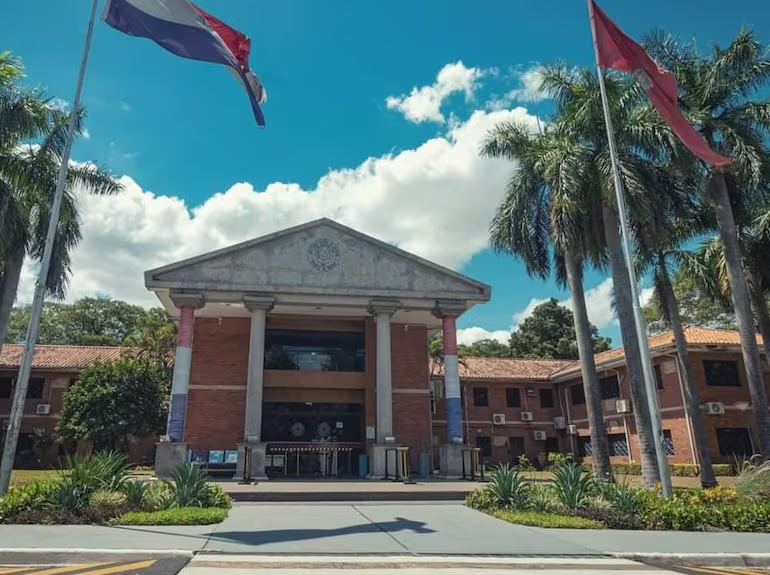 #NoticiasFAU | FAU firma convenio con la Universidad Nacional de Asunción, Paraguay, el que permitirá movilidad estudiantil y académica e implementación de asesorías, capacitaciones, el desarrollo de investigaciones conjuntas y trabajo docente 👉 uchile.cl/t226970