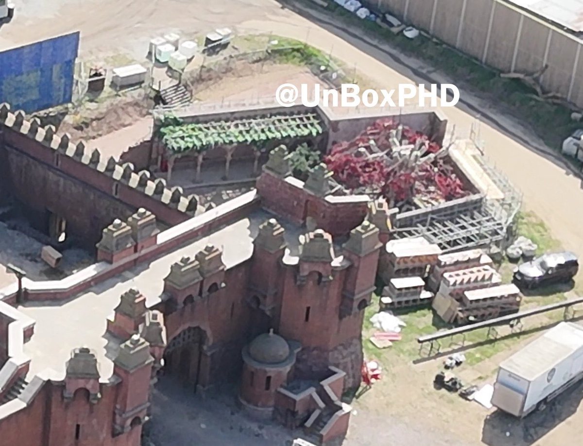 hotdAr1's tweet image. 📷||
صور من مقر تصوير الموسم الثالث من مسلسل آل التنين في استديوهات Leavesden في لندن. 🐉
#HouseOfTheDragon