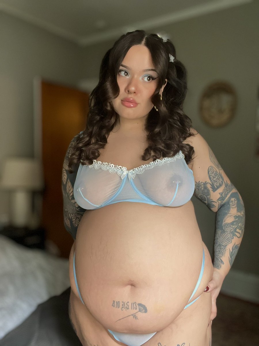 RosieMFeedee's tweet photo. Real question… would you fatten me into a SSBBW? https://t.co/RGpI3vKg0i