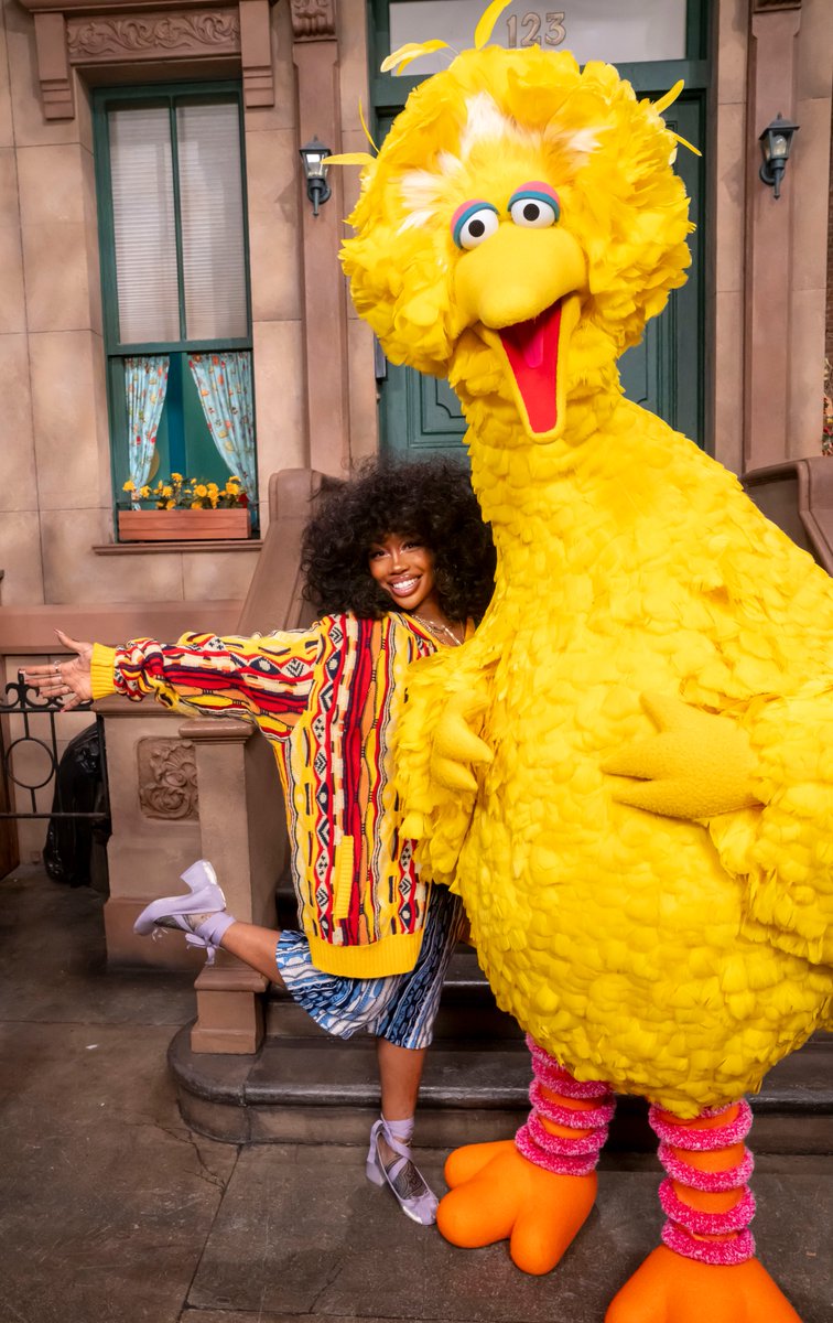 Ms. <a href="/sza/">SZA</a> gives big hugs just like me! 💛