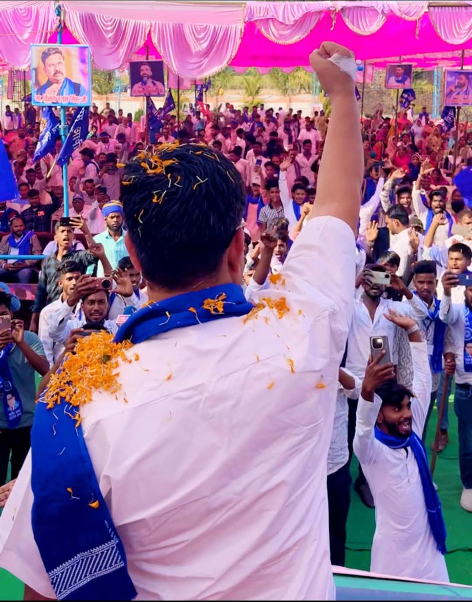 VinayRatanSingh's tweet photo. आज अयोध्या में भीम आर्मी भारत एकता मिशन के तत्वावधान में आयोजित राष्ट्र��िता महात्मा ज्योतिबा राव फुले एवं संविधान निर्माता डॉ. भीम राव अंबेडकर की संयुक्त जयंती समारोह में उपस्थित होकर सभा को संबोधित किया गया। साथ ही, भीम आर्मी पाठशाला के सभी बच्चों को उपहार प्रदान कर सम्मानित किया गया।