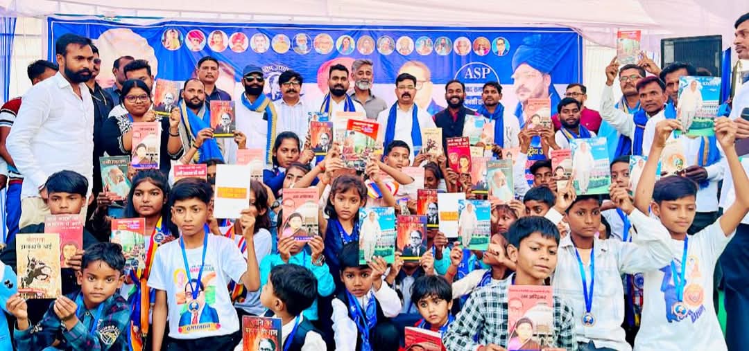 VinayRatanSingh's tweet photo. आज अयोध्या में भीम आर्मी भारत एकता मिशन के तत्वावधान में आयोजित राष्ट्र��िता महात्मा ज्योतिबा राव फुले एवं संविधान निर्माता डॉ. भीम राव अंबेडकर की संयुक्त जयंती समारोह में उपस्थित होकर सभा को संबोधित किया गया। साथ ही, भीम आर्मी पाठशाला के सभी बच्चों को उपहार प्रदान कर सम्मानित किया गया।
