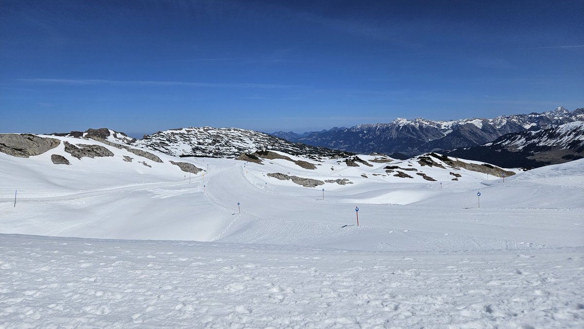 Hans_en_Odette's tweet photo. Het lijkt wel Ruhetag op de pistes ... Maar ja het is ook 15 gr C s'middags.
Suikersneeuw! #Ifen https://t.co/6swkZI2gdI