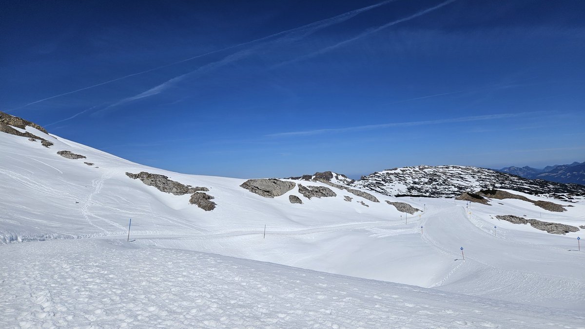 Hans_en_Odette's tweet photo. Het lijkt wel Ruhetag op de pistes ... Maar ja het is ook 15 gr C s'middags.
Suikersneeuw! #Ifen https://t.co/6swkZI2gdI
