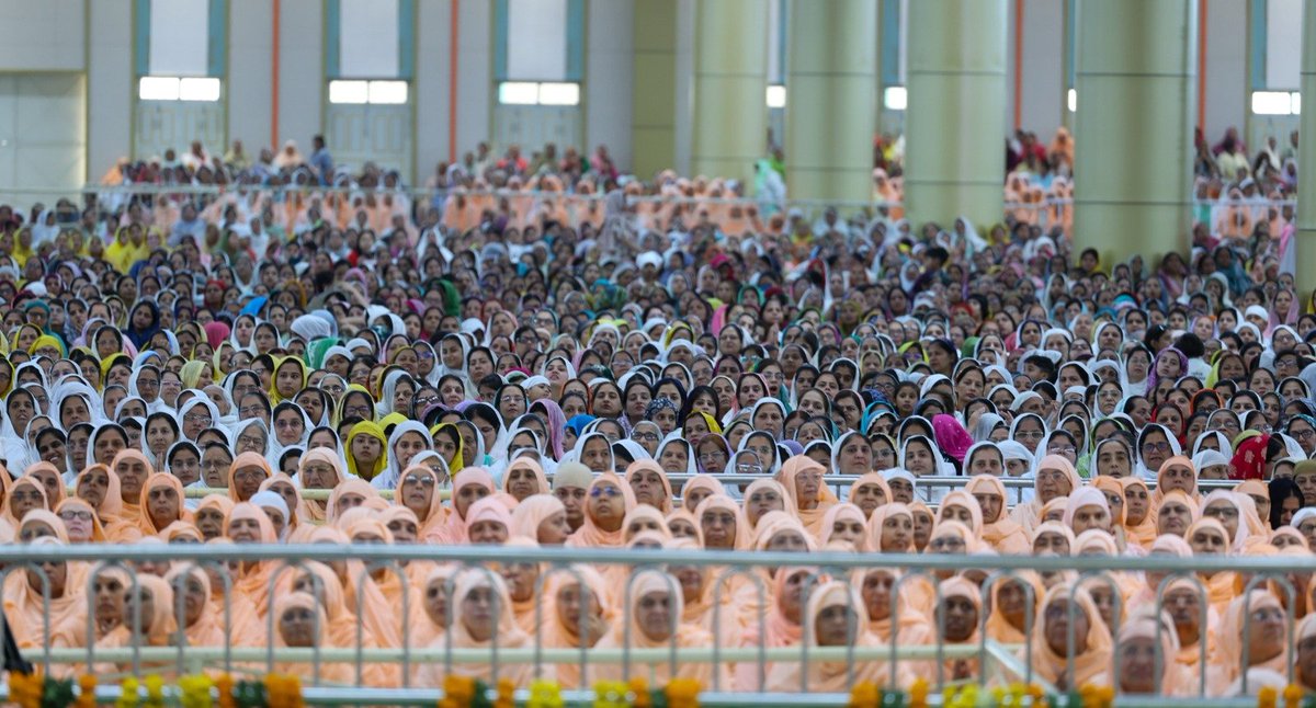 narendramodi's tweet photo. All those associated with the Shri Paramhans Advait Mat have contributed to nurturing a spiritual tradition that uplifts countless lives. Their unwavering commitment to service is truly inspiring. https://t.co/RsUYYPRwHh