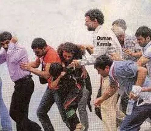 ihsanmrcn's tweet photo. O zamanlar Türkiye'nin en zengin 2. iş adamı Osman Kavala'nın Gezi Parkı'nda polisten biber gazı yerken çekilmiş bir fotoğrafı. https://t.co/EwWFj8jCNV