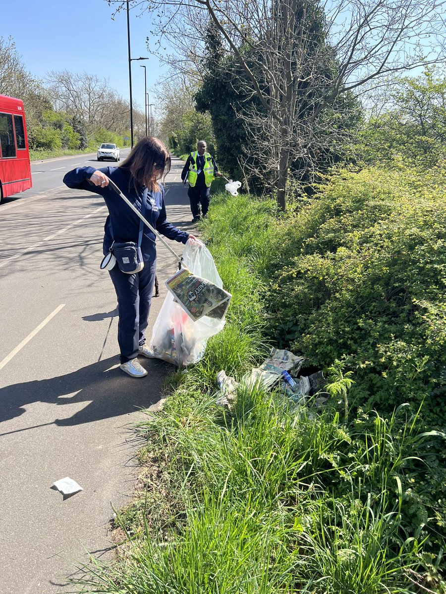 🌳Team #EppingForest welcomed Newham &amp; Redbridge Councillors, Met Police Officers &amp; Newham's Community Safety Teams to #WansteadFlats in a joint operation to tackle anti social behaviour today 🚔
✅ Arrests were made
✅ Litter was collected
✅ Nuisance was displaced.