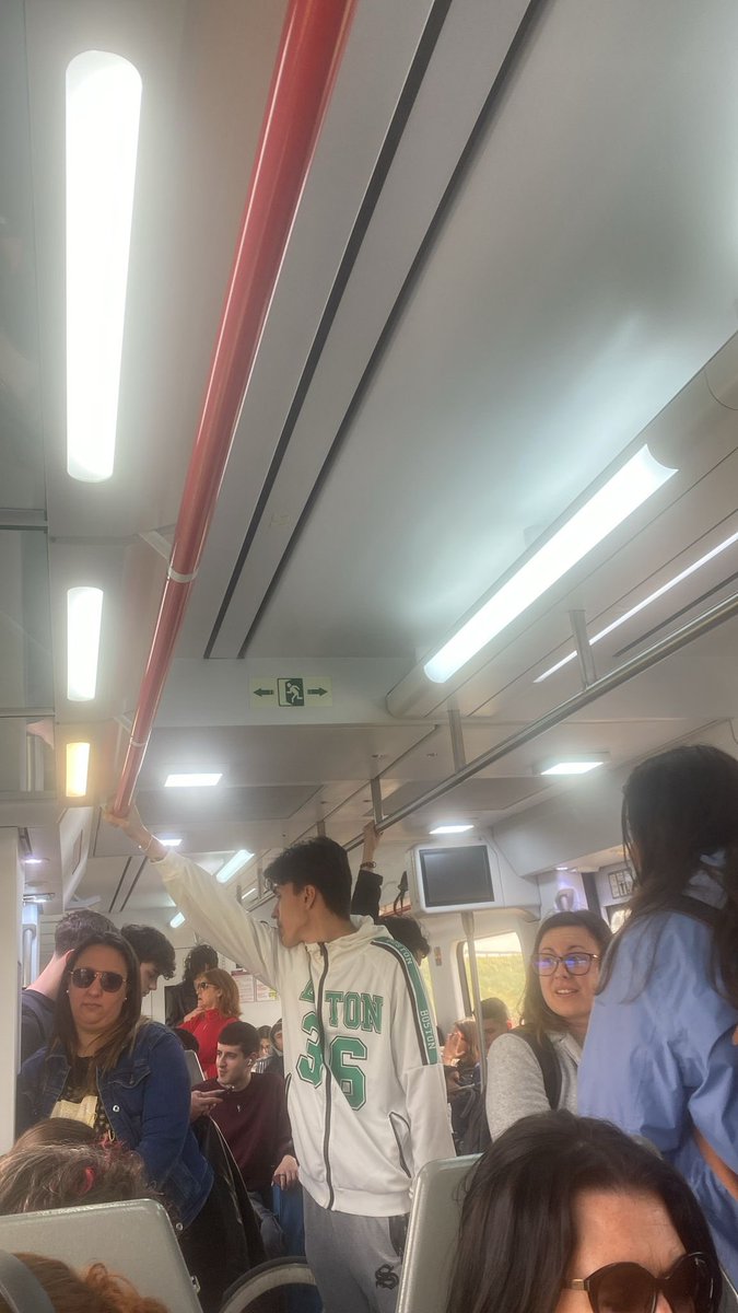 Molt d’ànim a totes les persones que, des de fa un hora, estan esperant de peus que el Rodalies C5 reanude la marxa 

#ADIF vos desitja un bon cap de setmana 
<a href="/CompromisFonde/">CompromísFondeguilla</a>