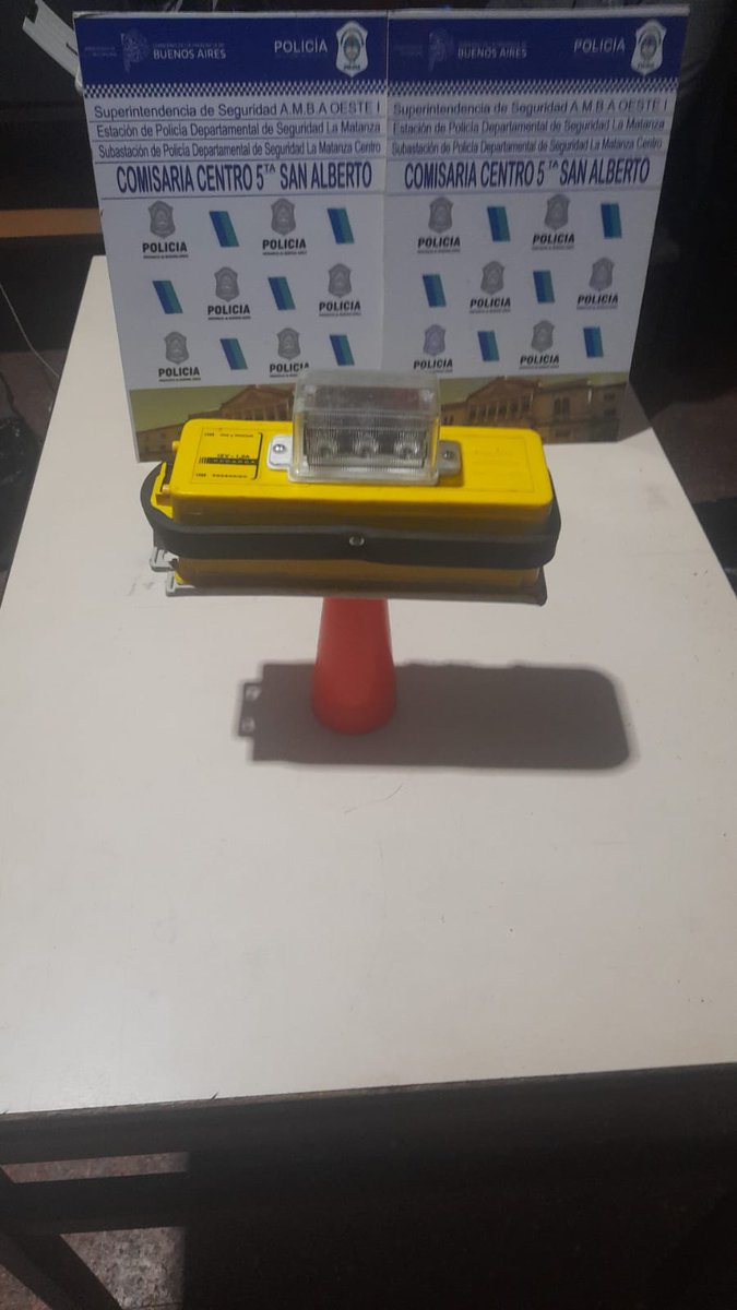 NacionalMatanza's tweet image. Tres hombres fueron arrestados tras intentar sustraer elementos de un operativo de control en La Matanza. Fue en el marco de un operativo de prevención de ilícitos en el transporte público, donde @PoliciaPBA de la Comisaría de #SanAlberto, los aprehendieron.
El hecho ocurrió en