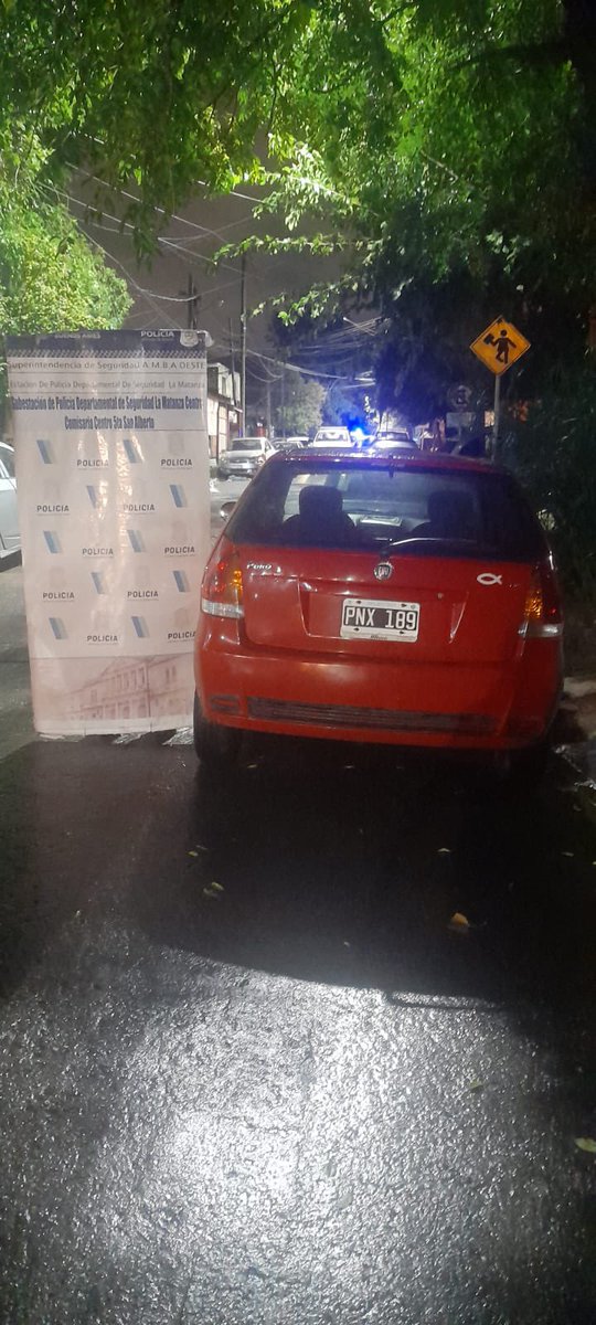 NacionalMatanza's tweet image. Tres hombres fueron arrestados tras intentar sustraer elementos de un operativo de control en La Matanza. Fue en el marco de un operativo de prevención de ilícitos en el transporte público, donde @PoliciaPBA de la Comisaría de #SanAlberto, los aprehendieron.
El hecho ocurrió en