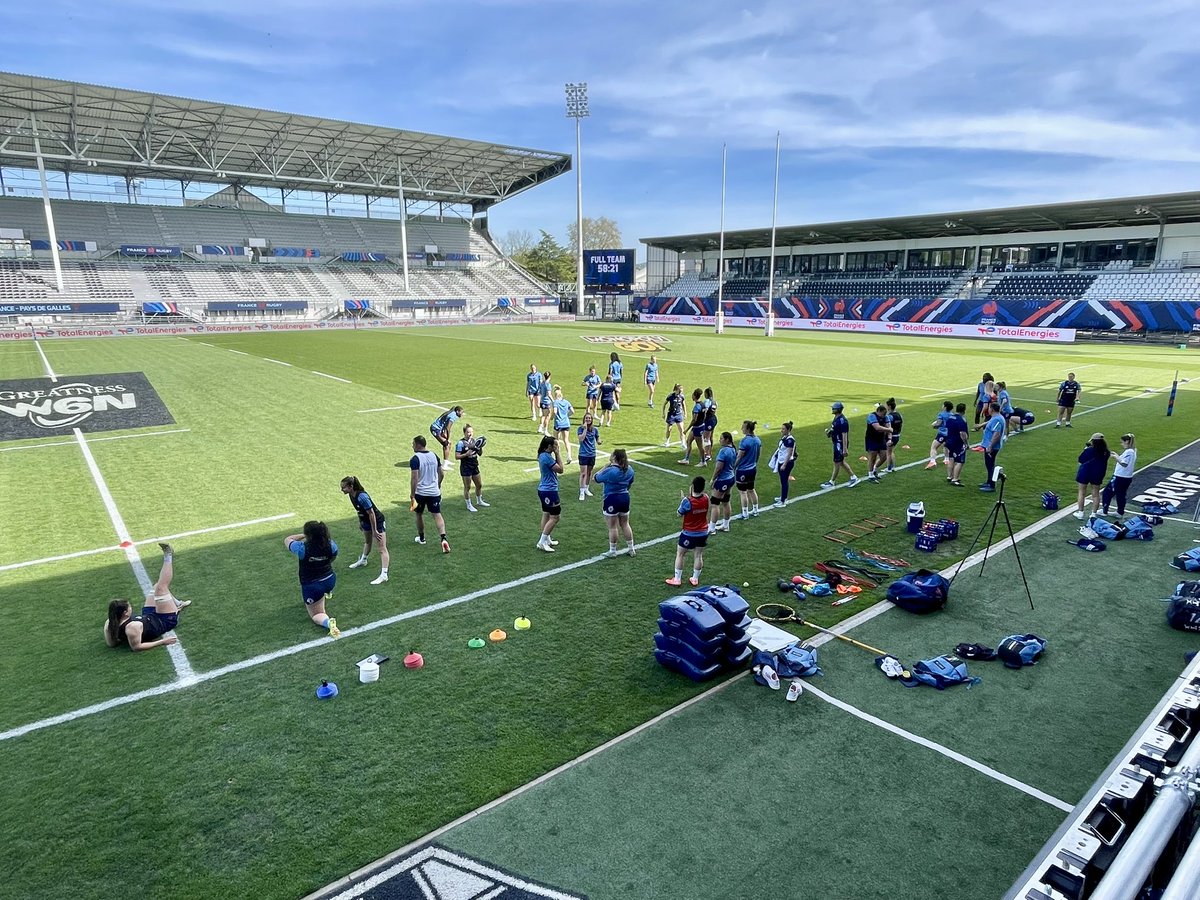 Les filles du XV de France au Stadium de Brive pour le captain’s run de veille de match. Demain les Bleues affrontent les Galloises dans un stade redécoré et qui s’annonce bien rempli. #W6N #FRAvWAL